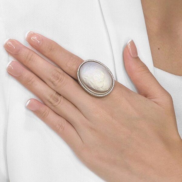 טבעת אופל מרהיבה עם יהלומי צד במשקל 0.80 קראט בזהב לבן 18K