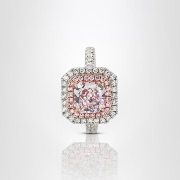 טבעת הילה כפולה מהפנטת משובצת יהלומים במשקל 2.60 קראט בזהב לבן וזהב אדום 18 קראט