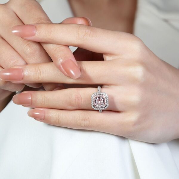 טבעת הילה כפולה מהפנטת משובצת יהלומים במשקל 2.60 קראט בזהב לבן וזהב אדום 18 קראט