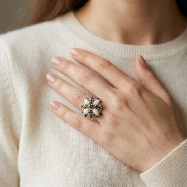 טבעת פרחונית אופל וספיר 2.00 קראט בזהב צהוב 18 קראט