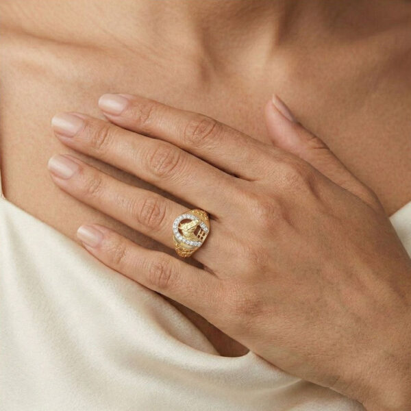 טבעת הצהרה פרסה רושמת בזהב צהוב 9K, משובצת יהלום טבעי 0.12 קראט