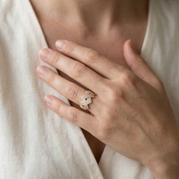 טבעת אמירה גאומטרית בזיג-זג, משובצת יהלום טבעי 1.32 קראט, בזהב דו-גווני 18 קראט