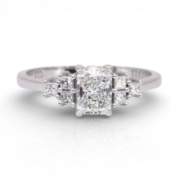 טבעת שבעה יהלומים 0.72ct GIA מתועדת בזהב לבן 18k