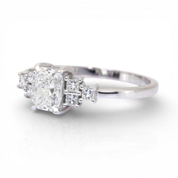 טבעת שבעה יהלומים 0.72ct GIA מתועדת בזהב לבן 18k