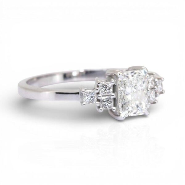 טבעת שבעה יהלומים 0.72ct GIA מתועדת בזהב לבן 18k