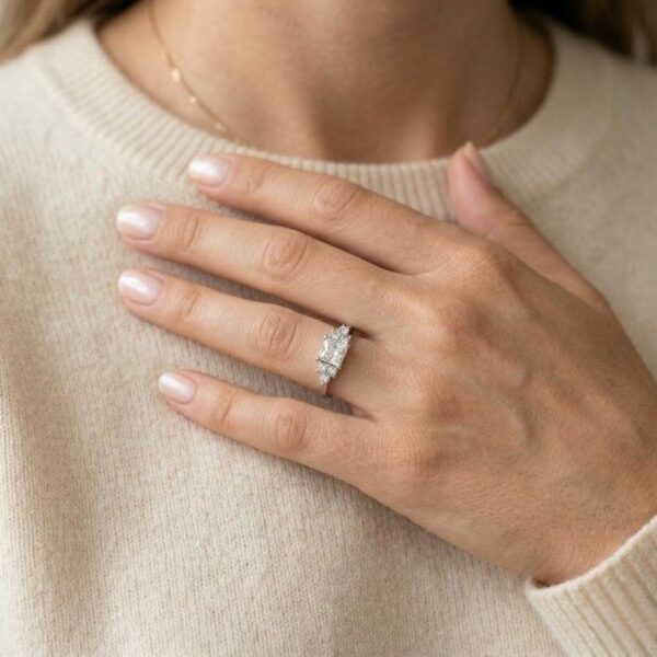 טבעת GIA מתועדת 1.10ct, משובצת שבעה יהלומים, בזהב לבן 18k