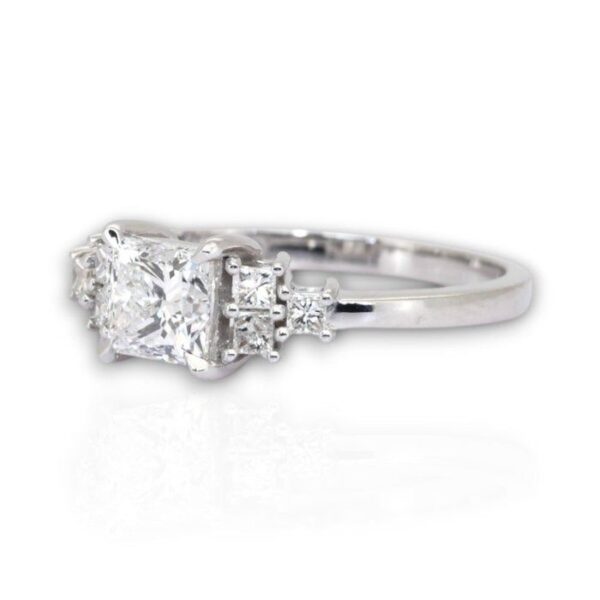 טבעת GIA מתועדת 1.10ct, משובצת שבעה יהלומים, בזהב לבן 18k