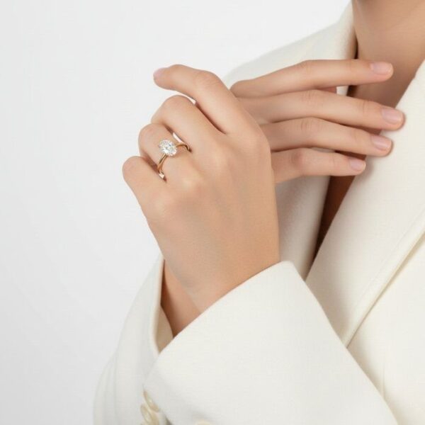 טבעת סוליטר יהלום 1.10 קראט GIA מתועדת עם יהלומים משלימים בזהב צהוב 18 קראט