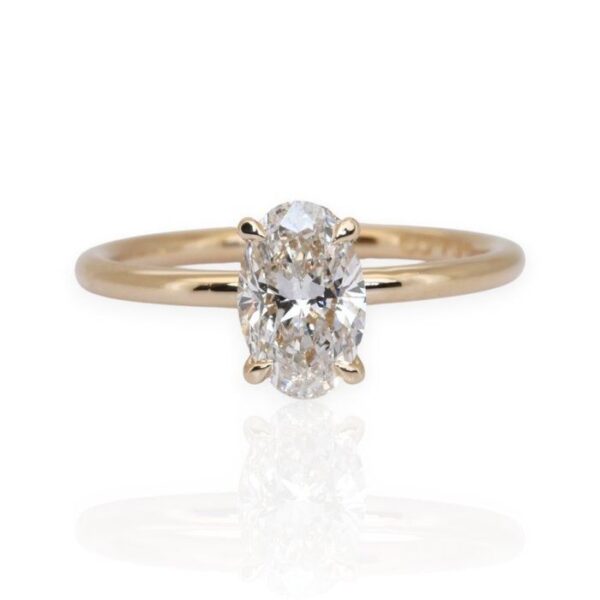 טבעת סוליטר יהלום 1.10 קראט GIA מתועדת עם יהלומים משלימים בזהב צהוב 18 קראט