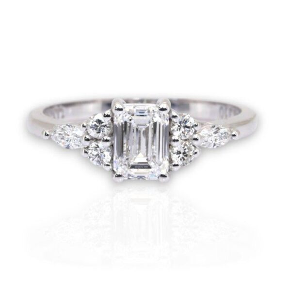 טבעת שבעה יהלומים בזהב לבן 18 קראט, משובצת יהלומים במשקל 1.18 קראט, מתועדת GIA