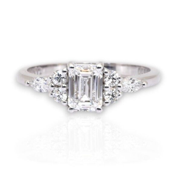 טבעת שבעה יהלומים בזהב לבן 18 קראט, משובצת יהלומים במשקל 1.18 קראט, מתועדת GIA