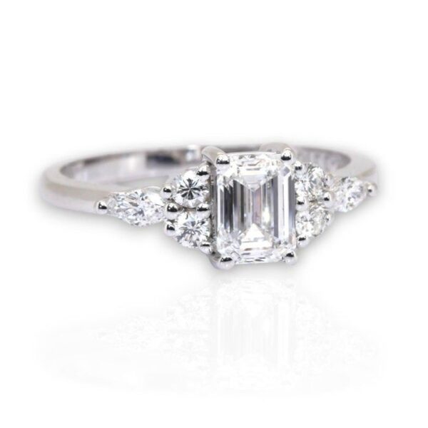 טבעת שבעה יהלומים בזהב לבן 18 קראט, משובצת יהלומים במשקל 1.18 קראט, מתועדת GIA