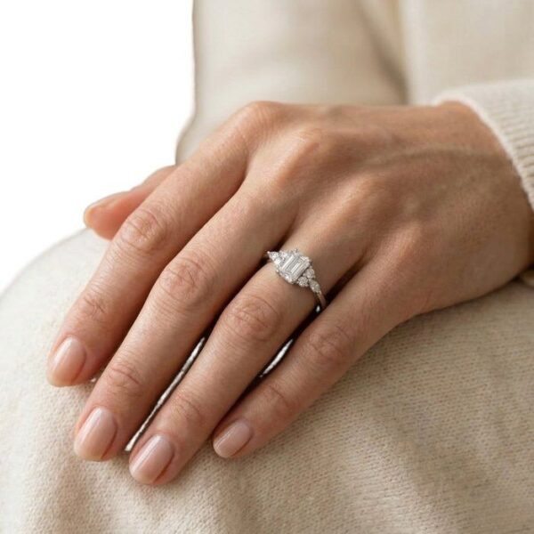 טבעת שבעה יהלומים בזהב לבן 18 קראט, משובצת יהלומים במשקל 1.18 קראט, מתועדת GIA