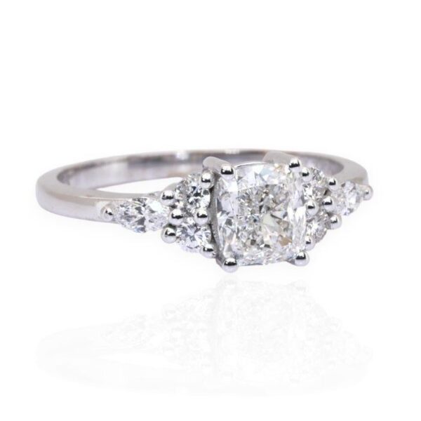 טבעת שבעה יהלומים בזהב לבן 18 קראט, משובצת יהלומים במשקל כולל של 1.26 קראט, GIA מתועדת.