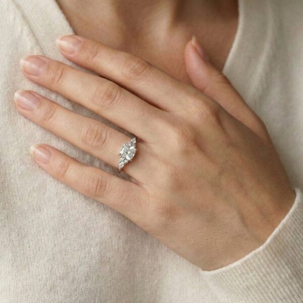 טבעת שבעה יהלומים בזהב לבן 18 קראט, משובצת יהלומים במשקל כולל של 1.26 קראט, GIA מתועדת.