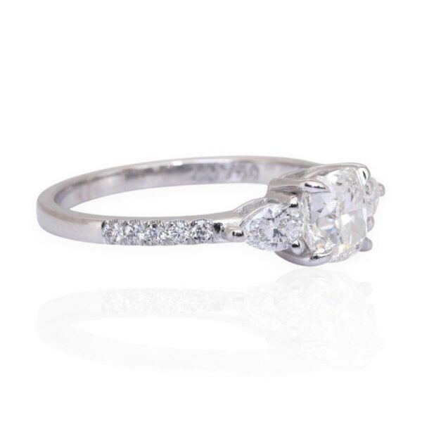 טבעת שלושה יהלומים GIA מתועדת במשקל 1.38 קראט בזהב לבן 18 קראט