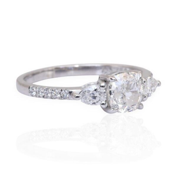 טבעת שלושה יהלומים GIA מתועדת במשקל 1.38 קראט בזהב לבן 18 קראט