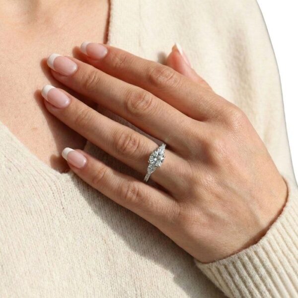 טבעת שלושה יהלומים GIA מתועדת במשקל 1.38 קראט בזהב לבן 18 קראט