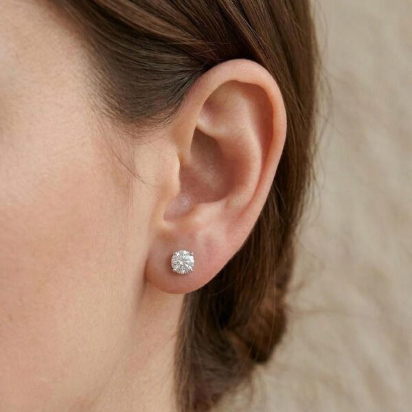 עגילי יהלום צמודים 1.41 קרט בזהב לבן 18 קראט, GIA מתועדת