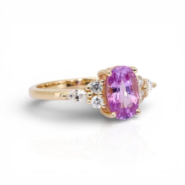 טבעת מיוחדת מתועדת GIA, אבן ספיר ויהלומים במשקל כולל 2.13 קראט, בזהב צהוב 18 קראט