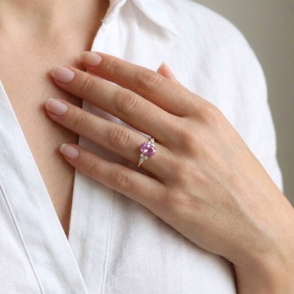 טבעת מיוחדת מתועדת GIA, אבן ספיר ויהלומים במשקל כולל 2.13 קראט, בזהב צהוב 18 קראט