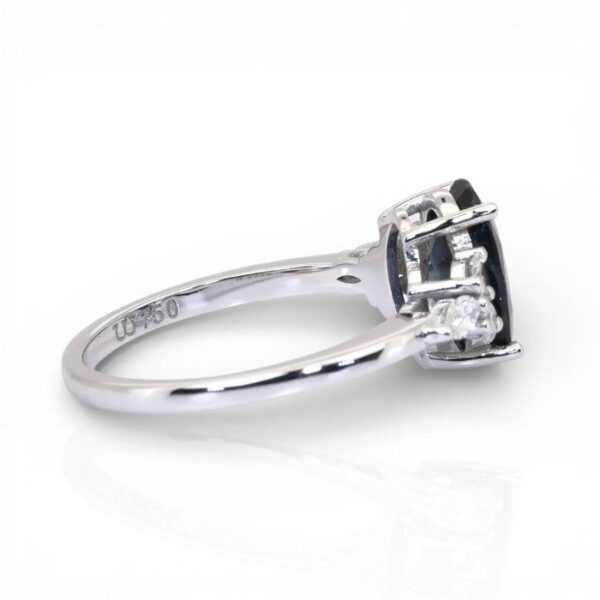 טבעת מיוחדת מתועדת GIA, אבן ספיר ויהלומים במשקל כולל 2.67 קראט, בזהב לבן 18 קראט