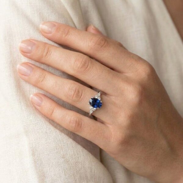 טבעת מיוחדת מתועדת GIA, אבן ספיר ויהלומים במשקל כולל 2.67 קראט, בזהב לבן 18 קראט