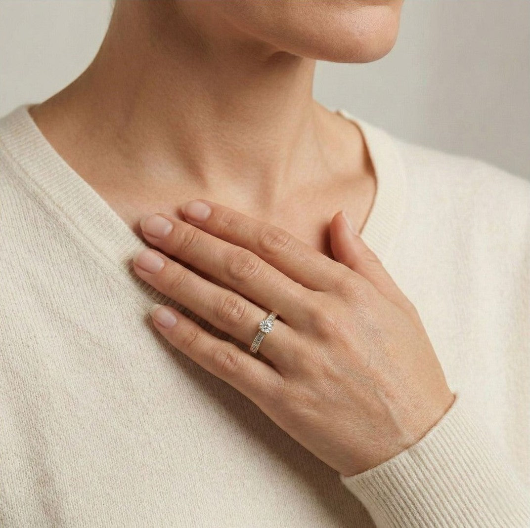 טבעת פאווה מוזהבת עם יהלום טבעי 0.81ct בחיתוך בריליאנט ויהלומים מדורגים בזהב צהוב 18K – תמונה 2