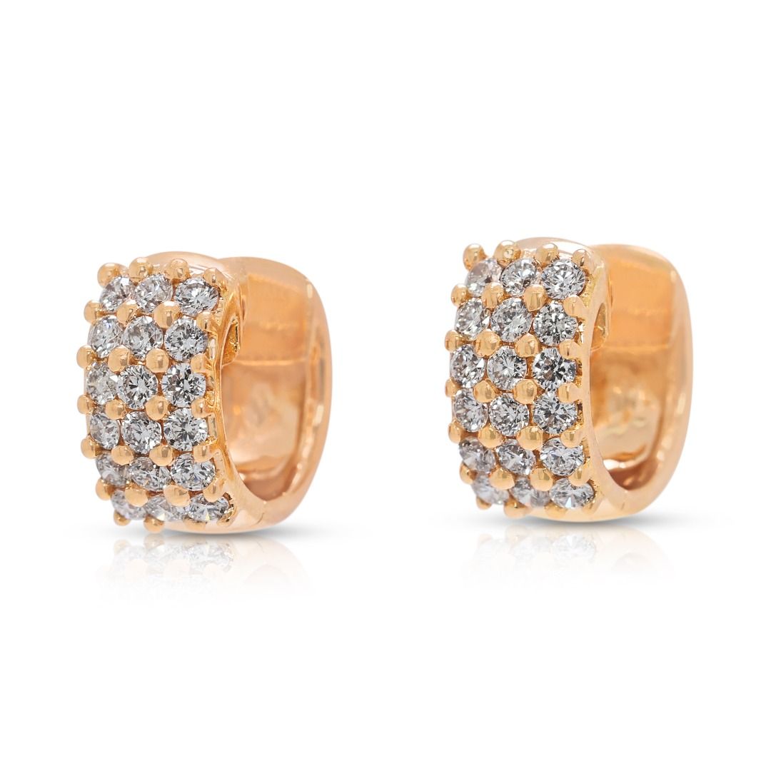 עגילי חישוק זוהרים עם ציר, משובצים פאווה יהלומים טבעיים עגולים מבריקים במשקל 0.54ct, בזהב צהוב 14K – תמונה 4