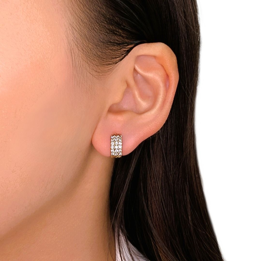 עגילי חישוק זוהרים עם ציר, משובצים פאווה יהלומים טבעיים עגולים מבריקים במשקל 0.54ct, בזהב צהוב 14K – תמונה 2