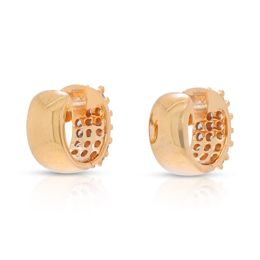 עגילי חישוק זוהרים עם ציר, משובצים פאווה יהלומים טבעיים עגולים מבריקים במשקל 0.54ct, בזהב צהוב 14K – תמונה 6