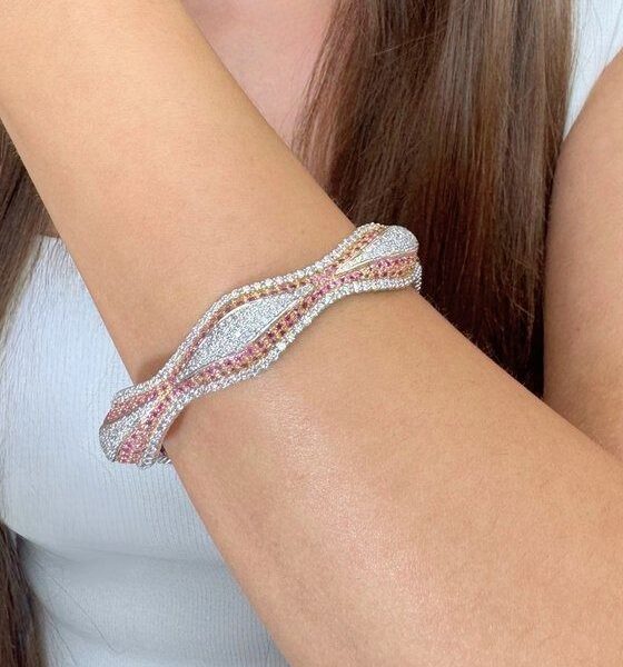 צמיד קשיח (בנגל) ספירים ויהלומים זוהר במשקל 16.68 קרט בזהב לבן וורוד 18 קראט - מתועד IGI