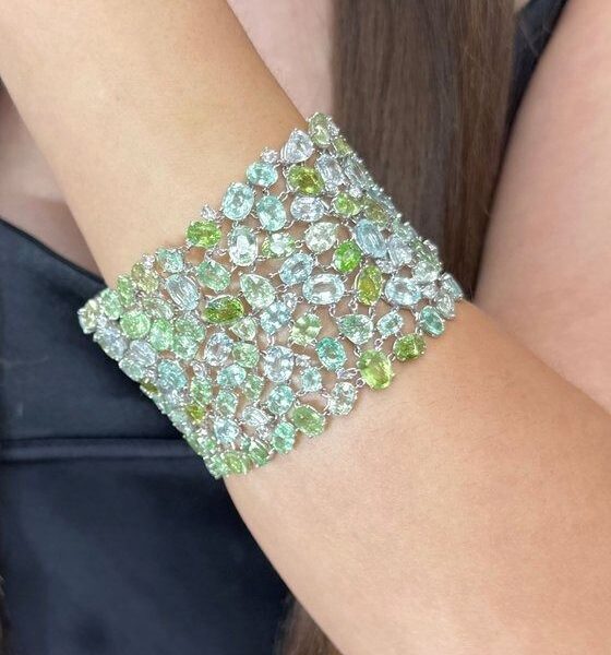 צמיד טורמלינים ויהלומים יוקרתי במשקל 169.58 קרט בזהב לבן 18 קראט - מתועדת IGI