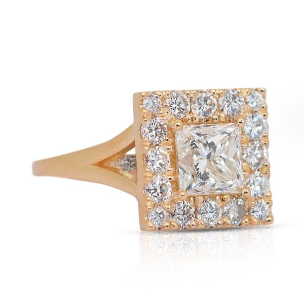 טבעת הילה מרהיבה מיהלום טבעי במשקל 2.28 קראט בזהב צהוב 18K עם IGI