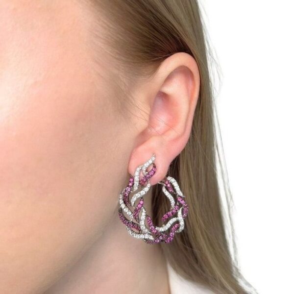 עגילי רובי ויהלומים מרהיבים במשקל 5.03 קרט בזהב לבן 18 קראט - מתועדים על ידי IGI