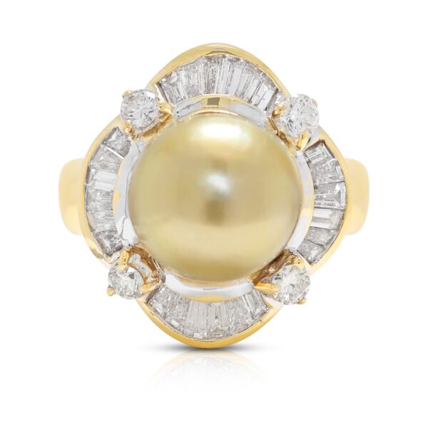 טבעת זוהרת עם יהלום טבעי במשקל 0.60 קראט ופנינת ים דרומי זהובה בזהב צהוב 18 קראט