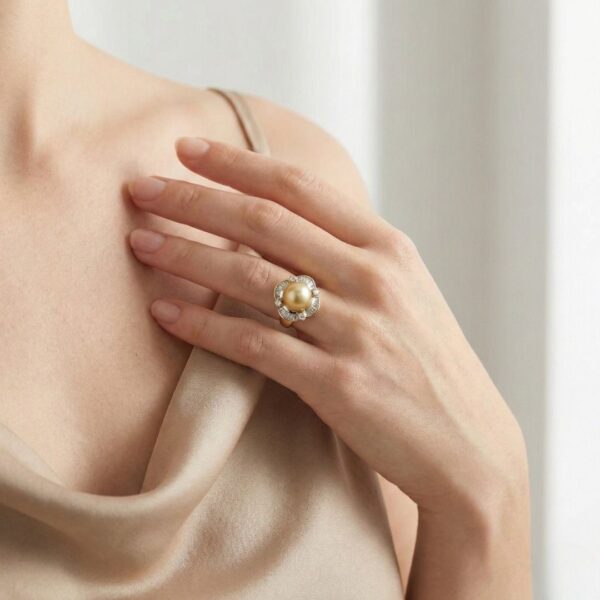 טבעת זוהרת עם יהלום טבעי במשקל 0.60 קראט ופנינת ים דרומי זהובה בזהב צהוב 18 קראט