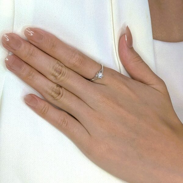 טבעת סוליטר מרהיבה מזהב לבן 14 קראט