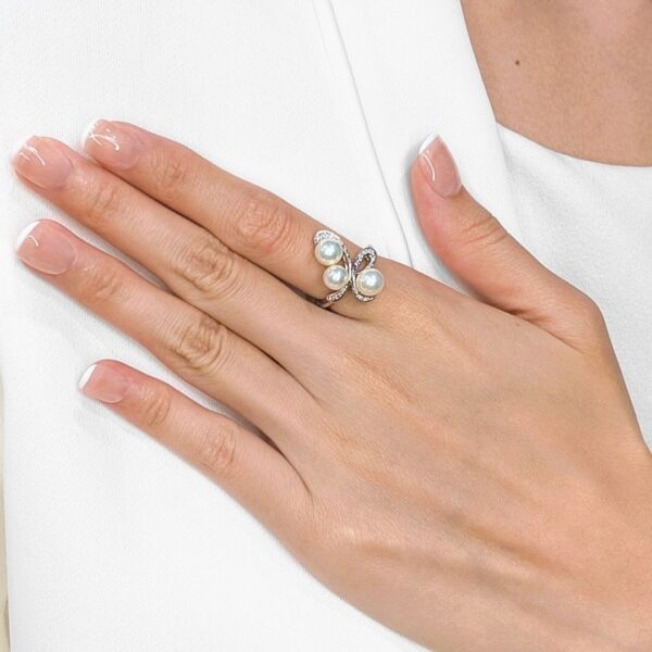 טבעת זהב לבן 18 קראט אלגנטית עם יהלום טבעי במשקל 0.05 קראט ופנינת אקויה