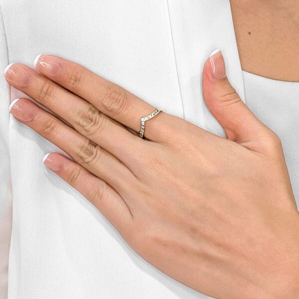 טבעת יהלומים אלגנטית בדוגמת שברון 0.22 קראט מזהב צהוב 20 קראט