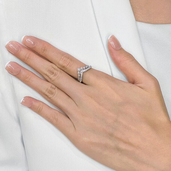 טבעת שברון אלגנטית מזהב לבן 18K משובצת יהלומים טבעיים ופנינים 0.88ct - (שלא נענדה מעולם)