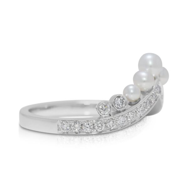 טבעת שברון אלגנטית מזהב לבן 18K משובצת יהלומים טבעיים ופנינים 0.88ct - (שלא נענדה מעולם)