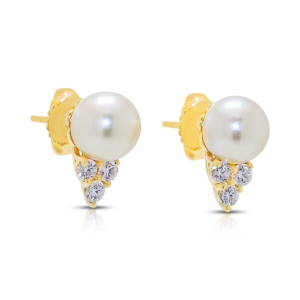 עגילי יהלומים צמודים ופניני אקויה עדינים בזהב צהוב 18 קראט