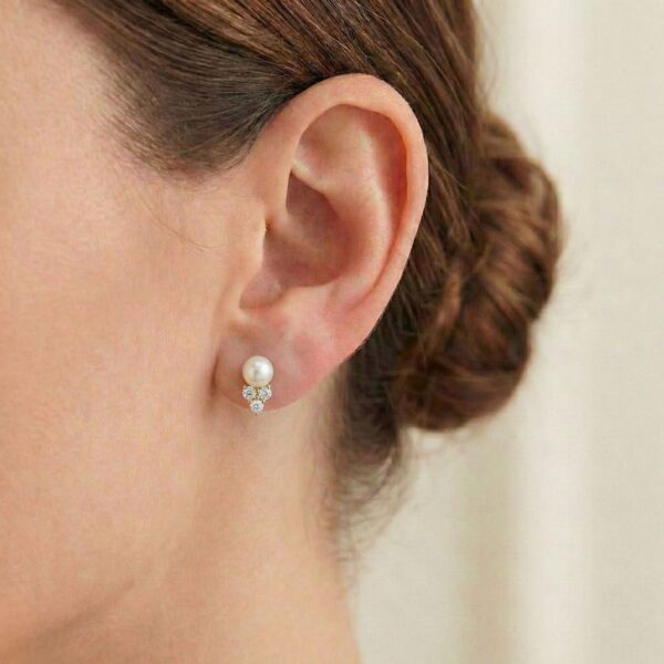 עגילי יהלומים צמודים ופניני אקויה עדינים בזהב צהוב 18 קראט