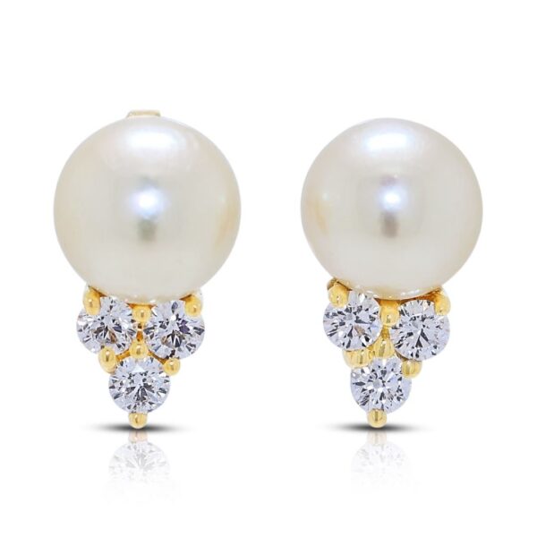 עגילי יהלומים צמודים ופניני אקויה עדינים בזהב צהוב 18 קראט