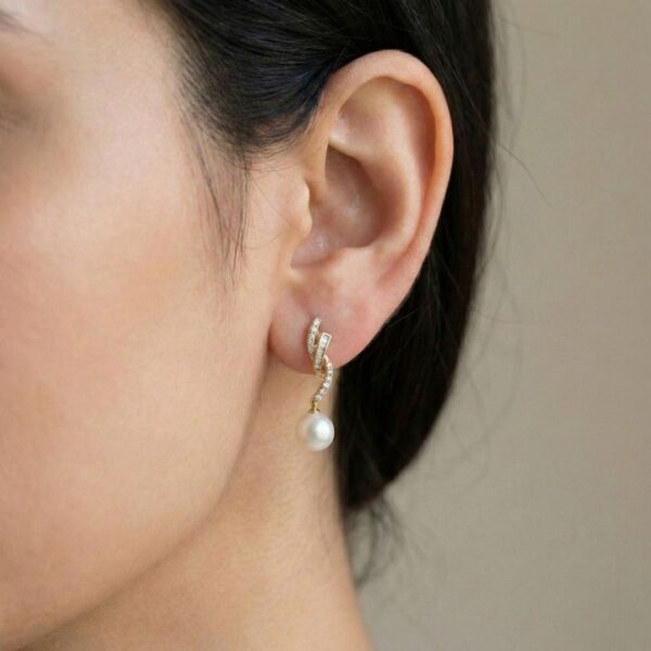 עגילים תלויים אלגנטיים עם פנינים ורודות ויהלומים בזהב צהוב 18 קראט