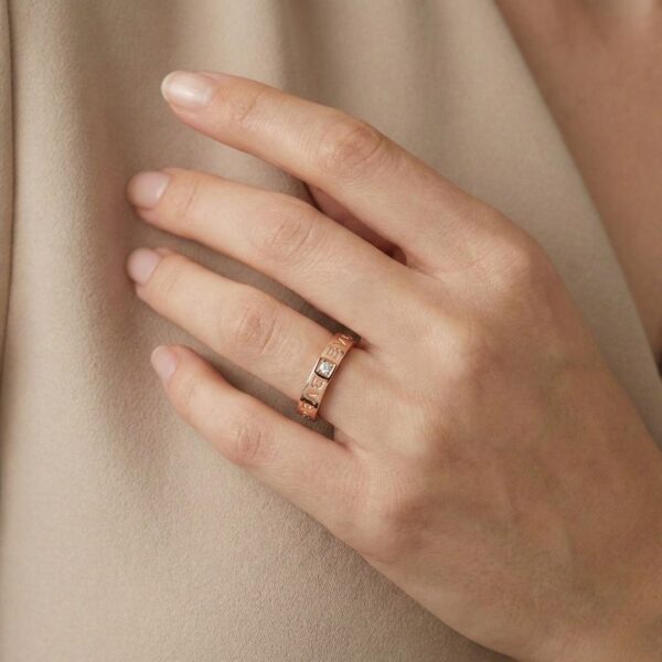 טבעת בולגרי אייקונית בזהב ורוד 18 קראט משובצת יהלום 0.04 קראט (סט מלא) - מתועדת