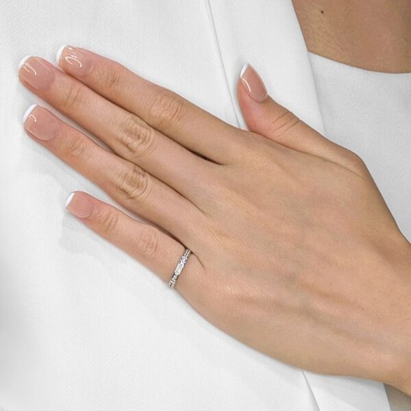 טבעת נצח אייקונית מזהב לבן 18 קראט משובצת יהלומים טבעיים במשקל 0.36 קראט של קרטייה