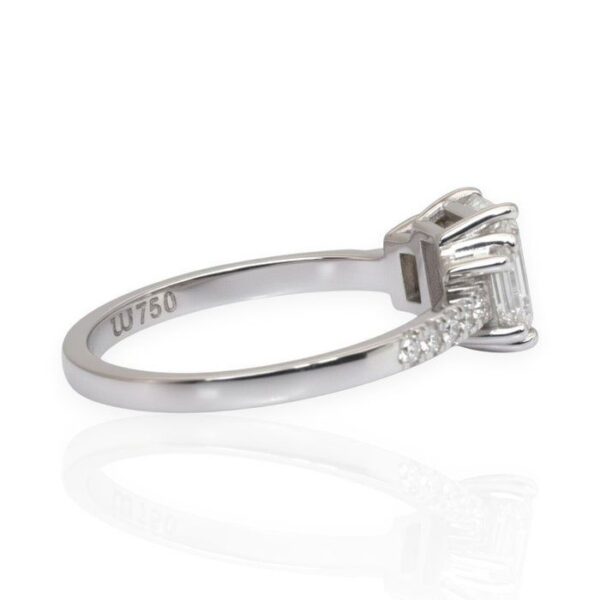 טבעת שלושה יהלומים מתועדת IGI & GIA במשקל 1.50 קראט בזהב לבן 18 קראט