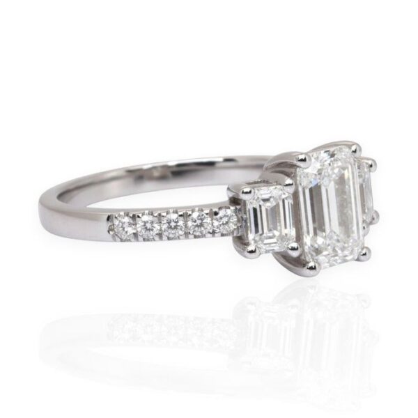 טבעת שלושה יהלומים מתועדת IGI & GIA במשקל 1.50 קראט בזהב לבן 18 קראט